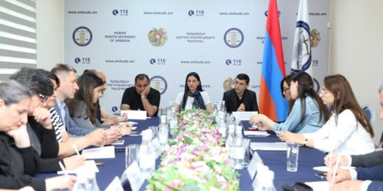Մարդու իրավունքների պաշտպանը հանդիպել է անհայտ կորած անձանց հարազատներին