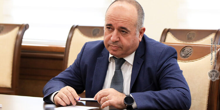 ՊՆ նախկին նախարարը հրապարակել է նամակներ՝ անդրադառնալով անվտանգության և պատերազմի թեմային