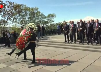Հաղթանակի օրվա առթիվ դեսպաններ ծաղիկներ դրեցին անմար կրակի մոտ