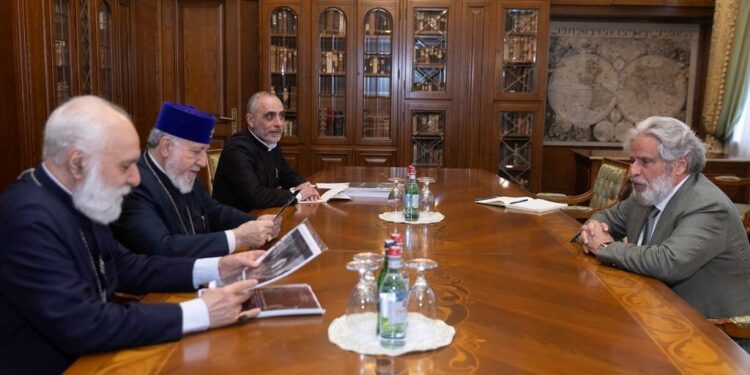Ամենայն Հայոց Կաթողիկոսն ընդունել է միջազգային իրավաբան Ռոբերտ Ամստերդամին