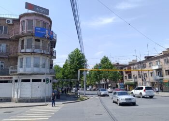 Էջմիածնում ընտրատարածքային հանձնաժողովի հարևանությամբ տեղադրված է ՔՊ-ի քարոզչական պաստառ. Hetq.am