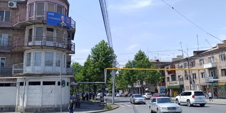 Էջմիածնում ընտրատարածքային հանձնաժողովի հարևանությամբ տեղադրված է ՔՊ-ի քարոզչական պաստառ. Hetq.am
