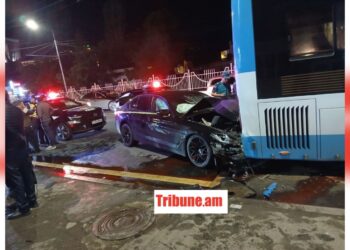 BMW-ն ճզմվել է՝ բախվելով 61 համարի ավտոբուսին. Խայտառակ ավտովթար՝ Իսակովի պողոտայում