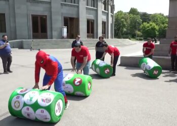 Ընտրեք մեզ՝ լուրջ մարդկանց, ովքեր ծաղրում են էս համակարգը