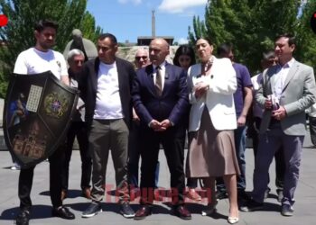 Քաղաքապետարանի մեքենան կոտրել է Կասկադ համալիրի սալիկները