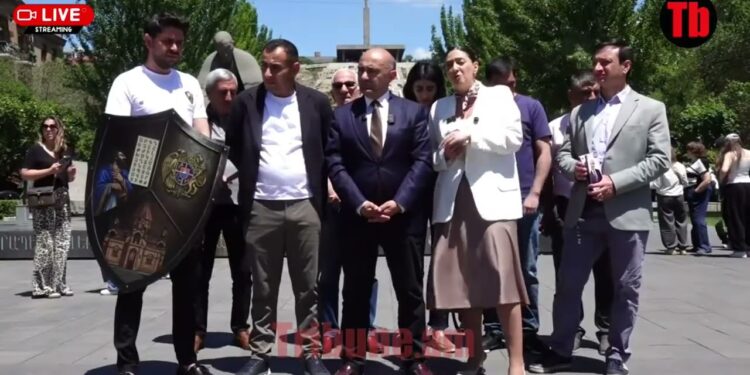 Քաղաքապետարանի մեքենան կոտրել է Կասկադ համալիրի սալիկները