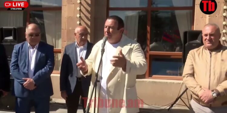 Սաղ վառված են Ծառուկյանի խոսալուց, այ անգրագետներ, Ծառուկյանն ասում է՝ թոշակը բարձրացրեք․ Ծառուկյան