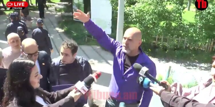 Լարված իրավիճակ․ ու՞ր են տանում ոստիկանները Արմեն Աշոտյանին
