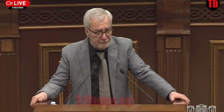 Լքե՛ք դահլիճը և հեռախոսով դահլիճից դուրս խոսեք, ձեզ նկատողություն. Ռուբինյանը նյարդայնացավ
