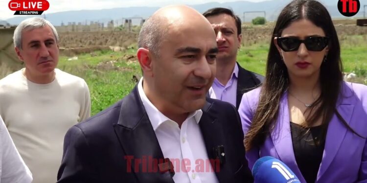 Խայտառակ ու ամոթալի վիճակ ունենք. Մարուքյանը քարոզարշավը սկսեց Երասխի չեղած գործարանի մոտից