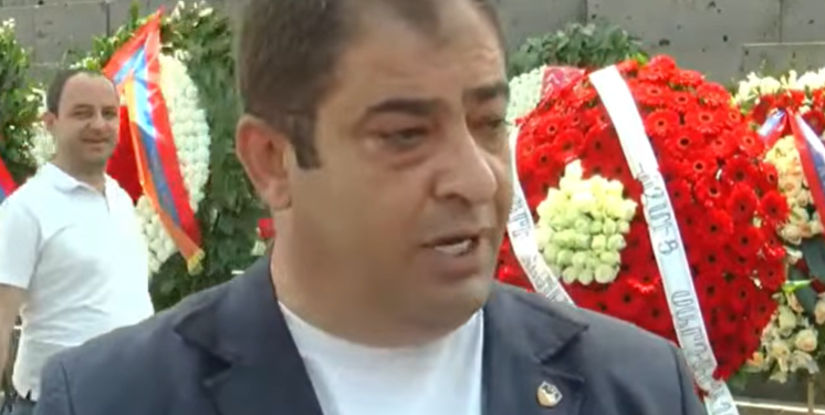Բարբաջում են, լավ են արել, որ չեն եկել, չեն պղծել էս օրը․ ծաղկեպսակները թող իրենց բակում դնեն