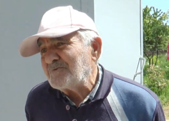 ՔՊ-ի արամուսցի աջակիցը հարցազրույց է տալիս, աղջիկը հետևում պարում է