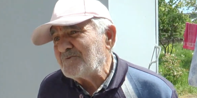 ՔՊ-ի արամուսցի աջակիցը հարցազրույց է տալիս, աղջիկը հետևում պարում է