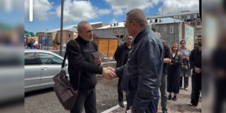 «Մարալիկում պասպորտ-սեղաններ չկան, հասնում ենք Արթիկ», — դժգոհում է քաղաքացին, ի պատասխան Դավիթ Անանյանն ասում է՝ սխալ որոշումը վերանայվելու է