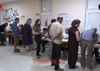 Ընտրողը քվեաթերթիկները դուրս բերեց ու նետեց պարկի մեջ. 6/14