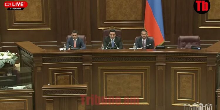 Եղոյա՛ն, հանգստացե՛ք. առանց քվորում, իրար բշտելով. ինչպես են սկսում նիստը՝ առանց ընդդիմության