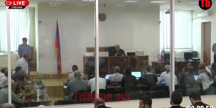 Վերջացրե՛ք, նստե՛ք, նստեք մի րոպե. լարված իրավիճակ դատարանում