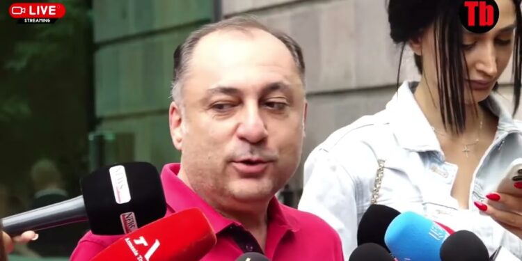 Հայաքվեն ունի տարբերակ Բ, Գ. Ատոմ Մխիթարյան