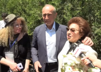 Բելլա՛, արի ստեղ, ամուսնուդ թողած՝ չգիտեմ ուր ես գնում. Քոչարյանի կատակները