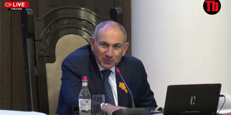 «Մարդիկ սկսել են շատ ծաղիկ նվիրել»․ Փաշինյանը կատակեց՝ փորձելով կոծկել արտահանման խնդիրները