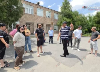 Լարված իրավիճակ՝ Բյուրեղավանում. քաղաքապետարանի մոտ են հավաքվել մեծ թվով քաղաքացիներ, ովքեր պահանջում են «Վեոլիա ջրի» պաշտոնյաներին