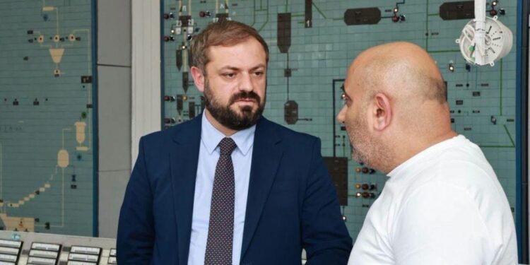 «Արարատցեմենտ»-ը պետք է շարունակի անխափան աշխատանքը․ ՀՀ էկոնոմիկայի նախարարն այցելել է գործարան