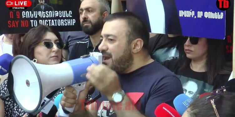 Նիկո՛լ, ինչի՞ ես գաղտնի պահում Սահմանադրության նախագիծը, նման խայտառակ իշխանություն չենք ունեցել