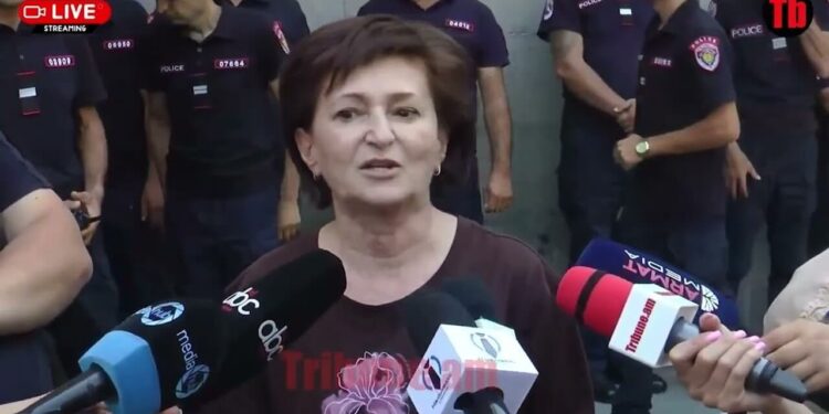 Մուսի պուսի անելով, խունջիկ գալով, համբուրվելով չի, խանգարում են, որ Ֆոն դեր Լայենին չասեմ սպանվածի