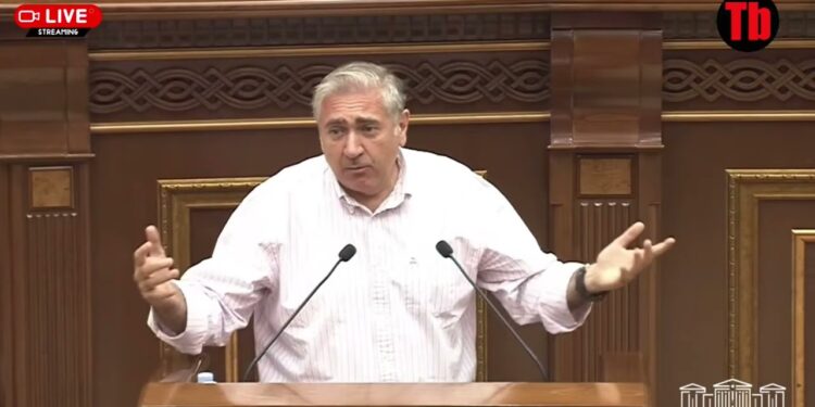 Վեճ՝ նախարարի ու Արթուր Խաչատրյանի միջև․ Դուք պիտանի չեք էս պաշտոնի համար․ բարեկրթության պակաս ունեք