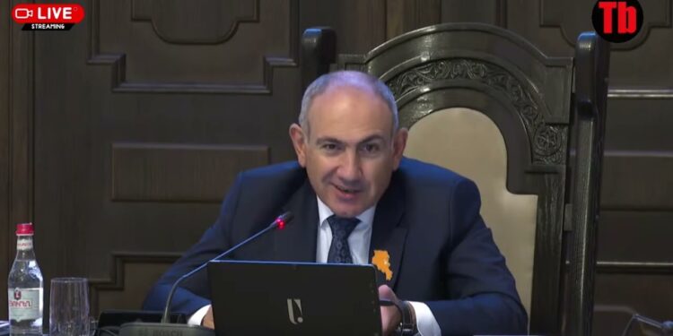 Ծխելն ու խմելը պետք է կապվի մարդու բանկային քարտի հետ. Փաշինյան