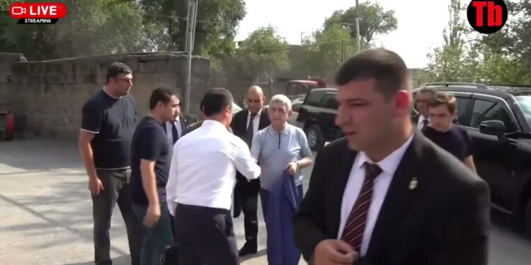 Սերժ Սարգսյանը ժամանեց դատարան, նրան դիմավորեցին կուսակիցներն ու աջակիցները