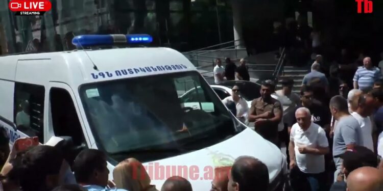 Ծառուկյա՜ն, ազատությու՜ն․ Գագիկ Ծառուկյանին բերեցին հարցաքննության