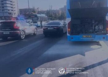 Պարեկները նկատել են Կիևյան կամրջի վրա ծխացող ավտոբուսը, կանխել կրակի տարածումը․ տուժածներ չկան