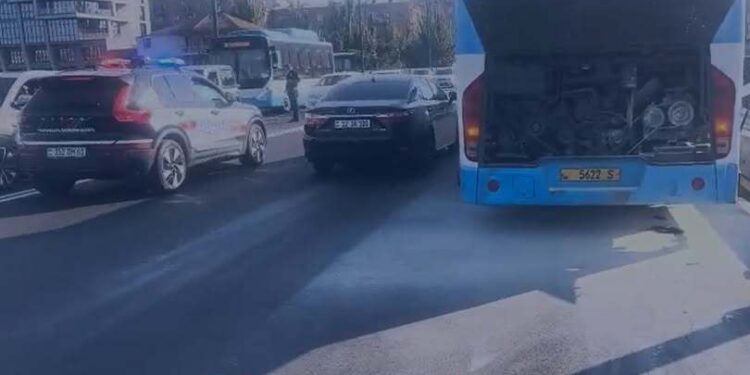 Պարեկները նկատել են Կիևյան կամրջի վրա ծխացող ավտոբուսը, կանխել կրակի տարածումը․ տուժածներ չկան