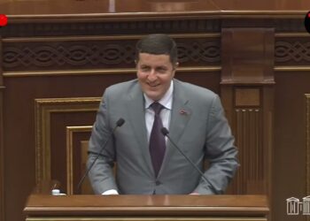 Էս ինչ էր, ժուչոկ էր տակը. միկրոֆոնն ու Ղազինյանը