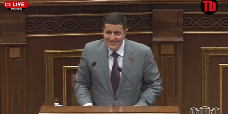 Էս ինչ էր, ժուչոկ էր տակը. միկրոֆոնն ու Ղազինյանը