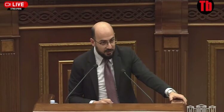 Ինչ արեց Նարեկ Կարապետյանը, երբ ՔՊ-ականը նվեր տվեց