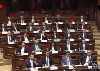 Որտե՞ղ է վեհափառը. Վեճ՝ Աժ առաջին նիստում