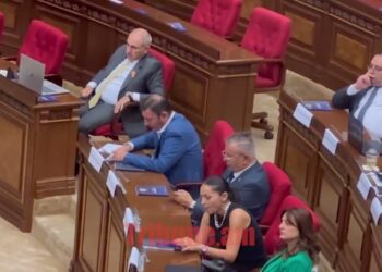 Փաշինյանի դեմքը, երբ կոռուպցիայի դեպքերը շարում են իր առջև