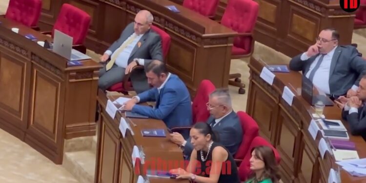 Փաշինյանի դեմքը, երբ կոռուպցիայի դեպքերը շարում են իր առջև
