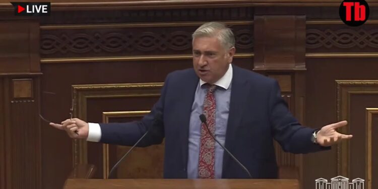 Արցա՞խն էր ձեզ խանգարում, որ օլիգարխիան հանեք. Արթուր Խաչատրյան