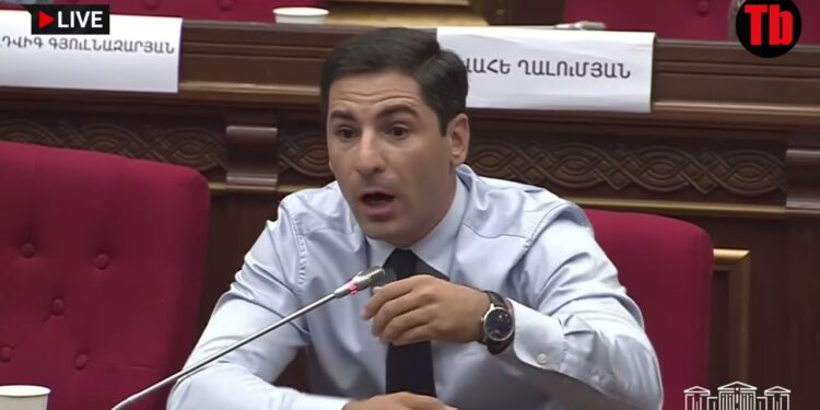 Ինքնատիրապետումը մի՛ կորցրեք․․․Լսողության խնդի՞ր ունեք․ Գարիկ Սարգսյանը լարեց իրավիճակը