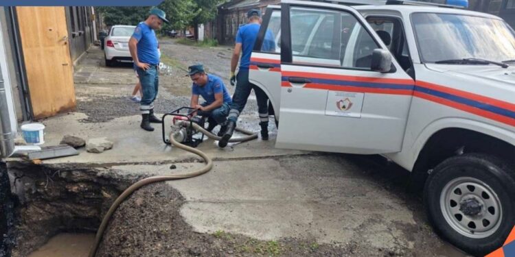 Գյումրիում հորդառատ անձրևի հետևանքով ջրալցվել են նկուղներ և բակեր