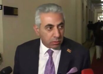 Ինչպես են լքում ընդդիմադիրները ԱԺ շենքը