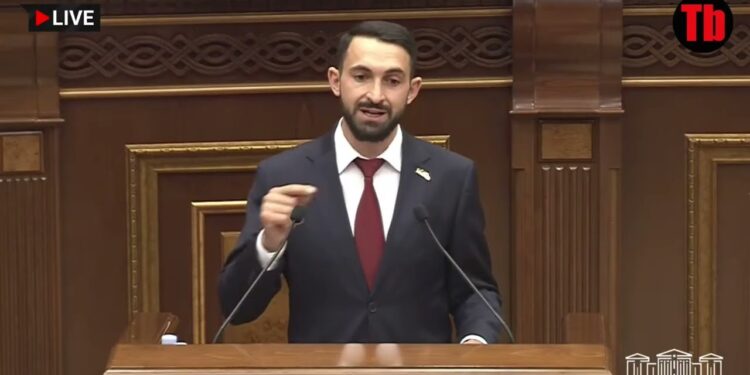 Թքելու հետ մի գործիչ է ասոցացվում, Ալեն Սիմոնյանի մասին է խոսքը. Վրույր Այվազյան