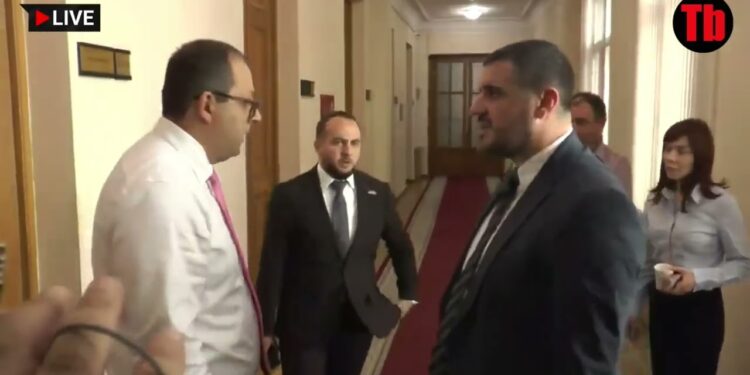 Սկանդալ՝ ԱԺ միջանցքում. Եկեք տեսնենք ով ա ուժեղ, ով ա թույլ