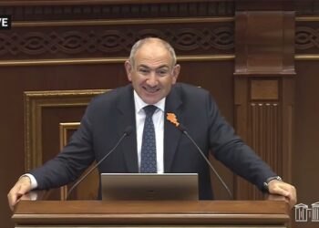 ՆԱ-ԽԻ-ՋԵ-ՎԱՆ է. Արթուր Խաչատրյանը սովորեցնում է Փաշինյանին Նախչիվան չասել
