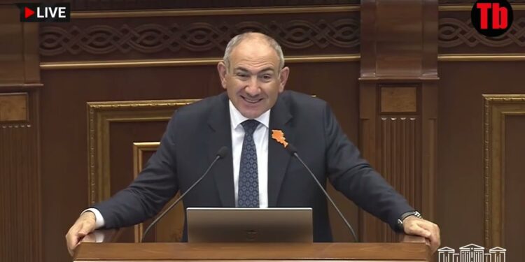 ՆԱ-ԽԻ-ՋԵ-ՎԱՆ է. Արթուր Խաչատրյանը սովորեցնում է Փաշինյանին Նախչիվան չասել