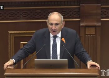 Պիղծ ա ձեր Վեհափառը․ լարված իրավիճակ՝ ԱԺ-ում, ընդդիմությունը հարվածում է սեղաններին