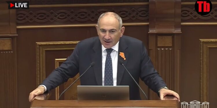 Պիղծ ա ձեր Վեհափառը․ լարված իրավիճակ՝ ԱԺ-ում, ընդդիմությունը հարվածում է սեղաններին